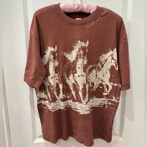 NWT Messy Bun Just Chillin Wild horses Graphic T-Shirt - S